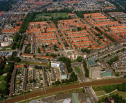 844642 Luchtfoto van de wijk Ondiep te Utrecht, uit het zuidoosten. Op de voorgrond de spoorlijn Utrecht-Amersfoort; ...